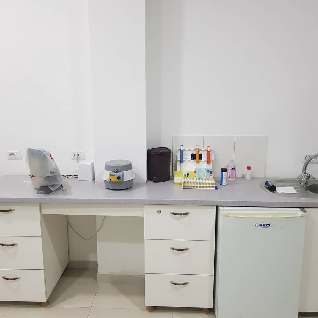 Tavolina e punës për mostrat në laboratorin e Triti Lab